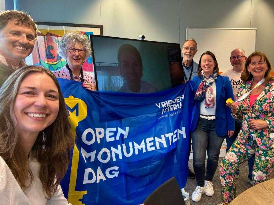 Het comité op de foto met wethouder Marja Ruigrok