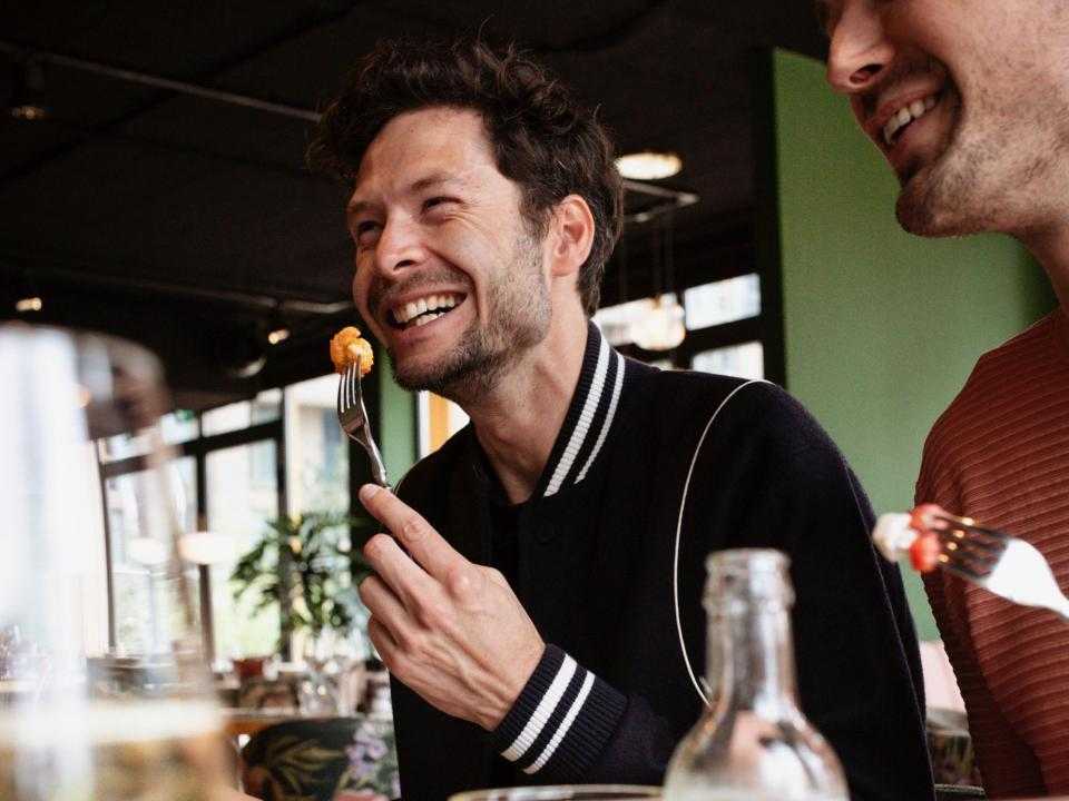 man aan het eten
