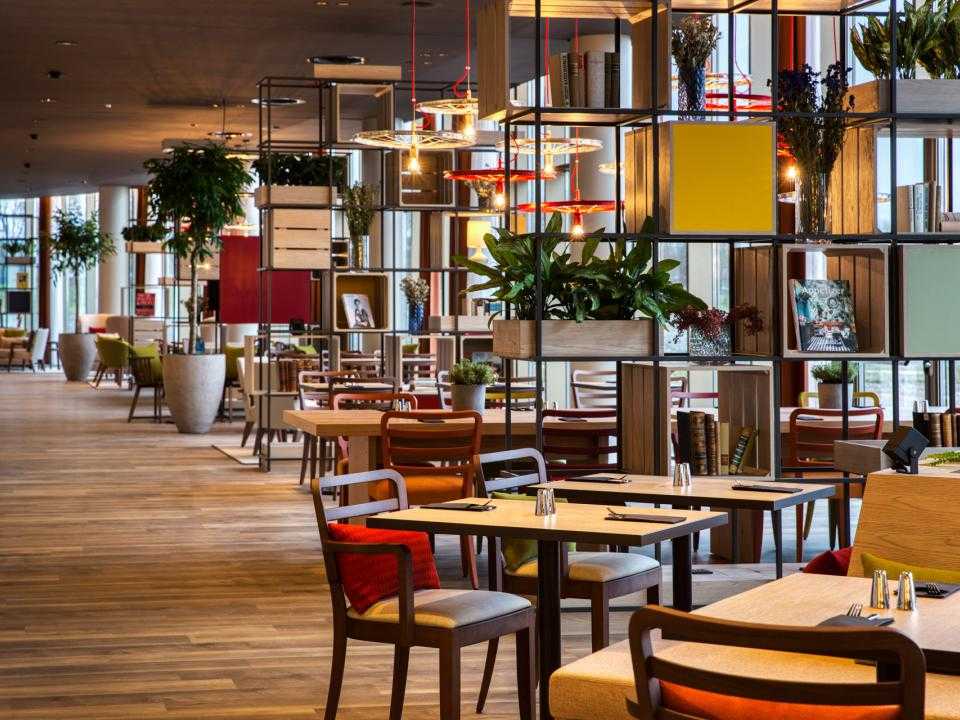Interieur restaurant IntercityHotel Amsterdam Airport