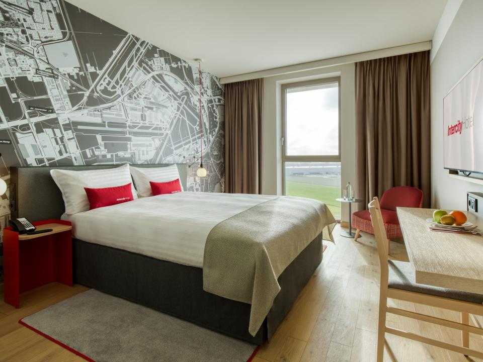 Interieur hotelkamer IntercityHotel Amsterdam Airport