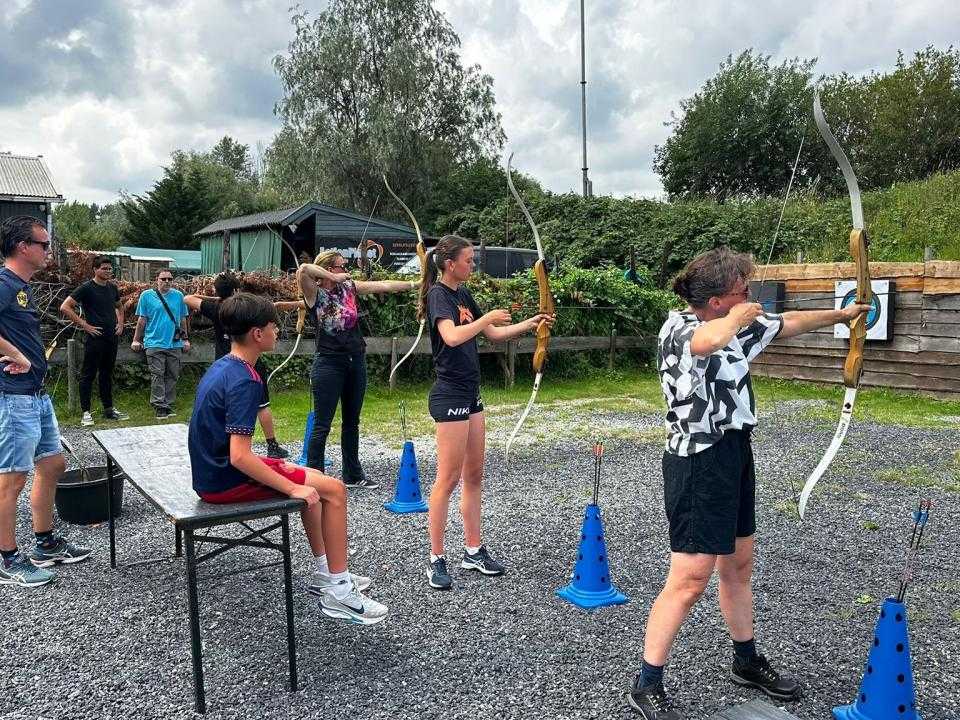 Mensen die boogschieten