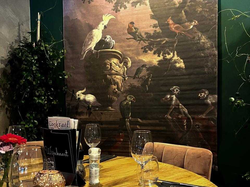 Gedekte tafel en muurdecoratie