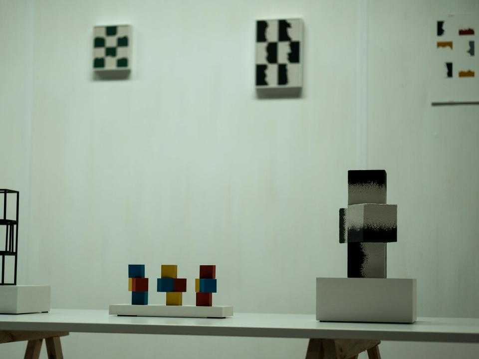 Blokkenkunst aan de muur en op de tafel. 