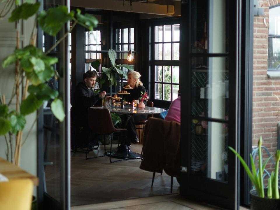 Mensen in restaurant eten