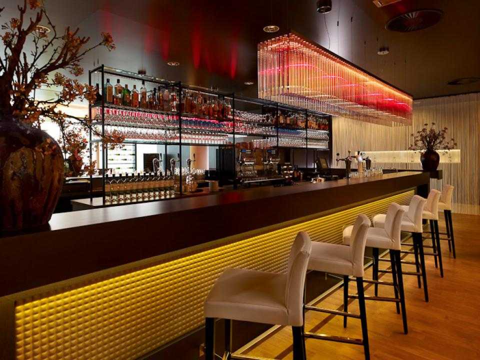 Bar in hotel Park Plaza met hoge barkrukken