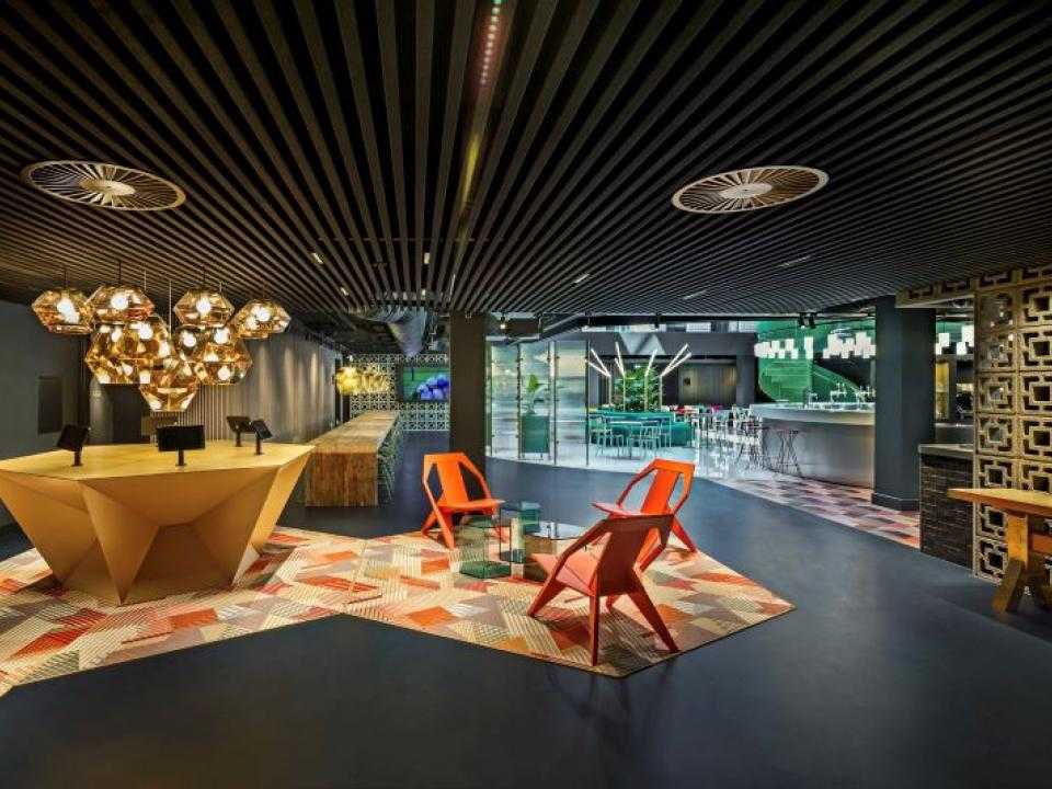 Moderne receptie hotel Florian met design stoelen en tafels