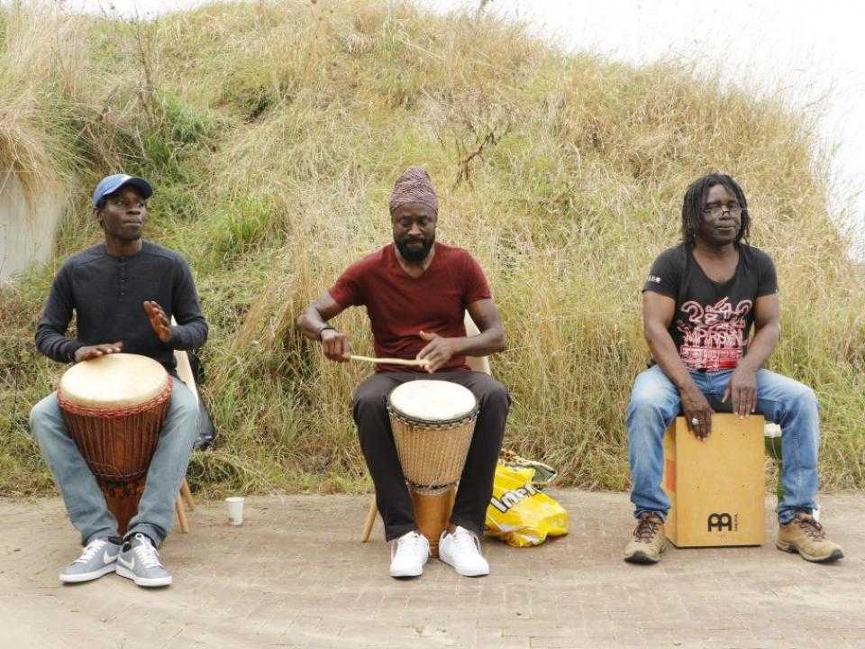 3 mannen op trommels bij de GinDS