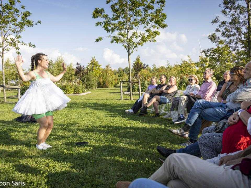 Voorstelling tussen de boomgaard