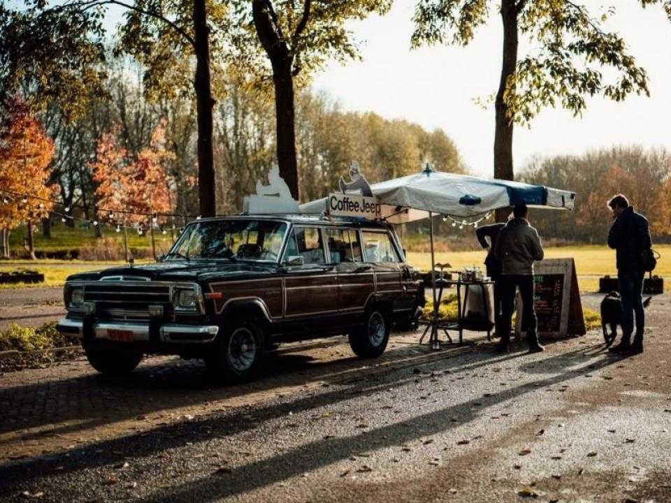 Jeep waar koffie in gezet wordt