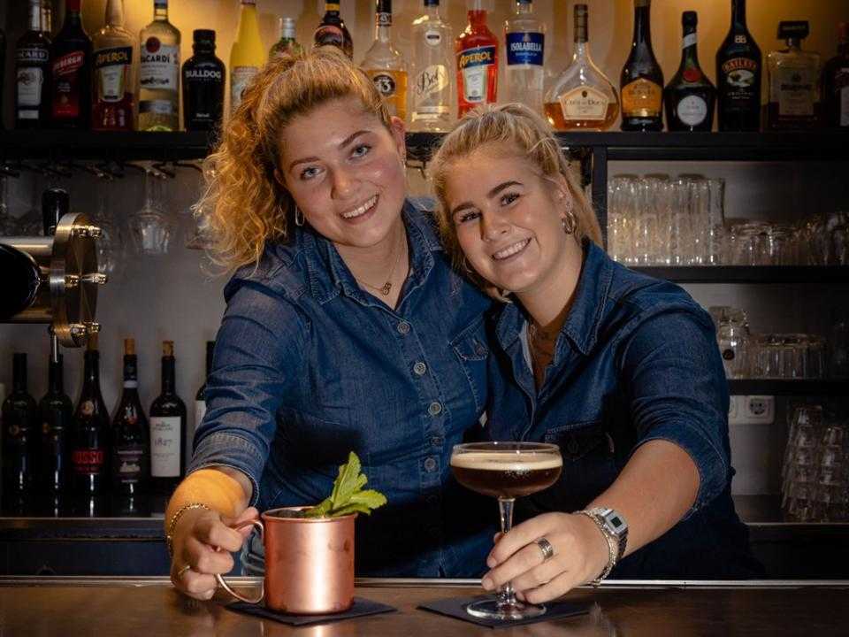 Medewerkers van Brasserie het Gemaal zetten drankjes op de bar