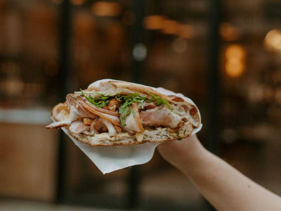 Broodje in hand