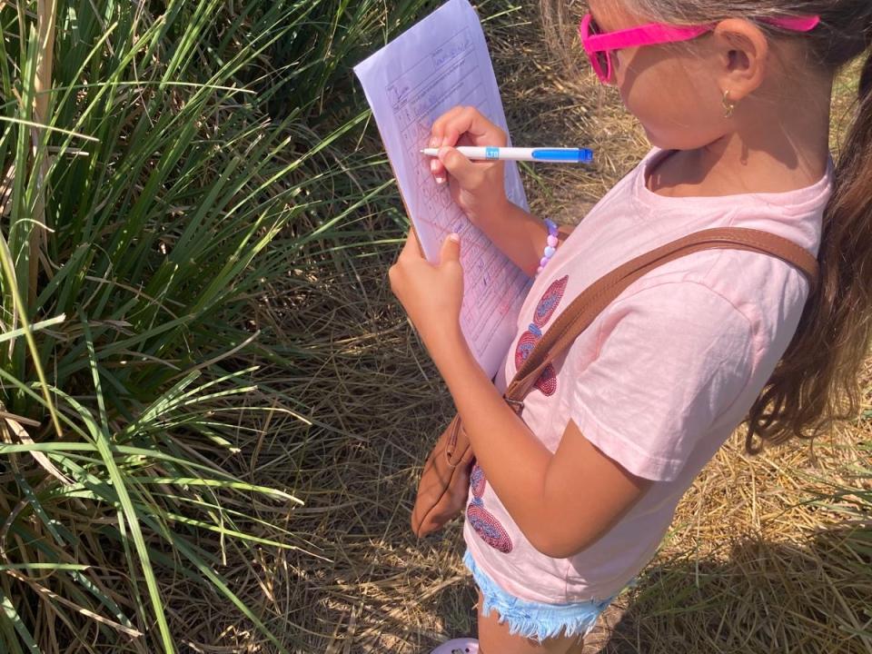 Meisje doet speurtocht