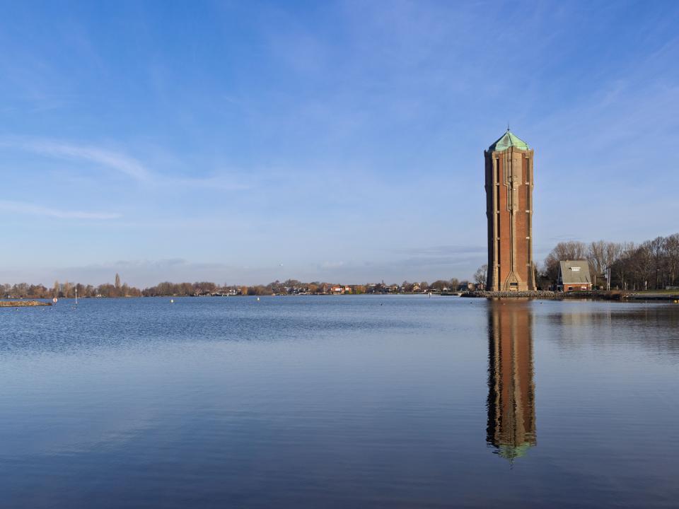 Watertoren Aalsmeer met uitzicht over het water