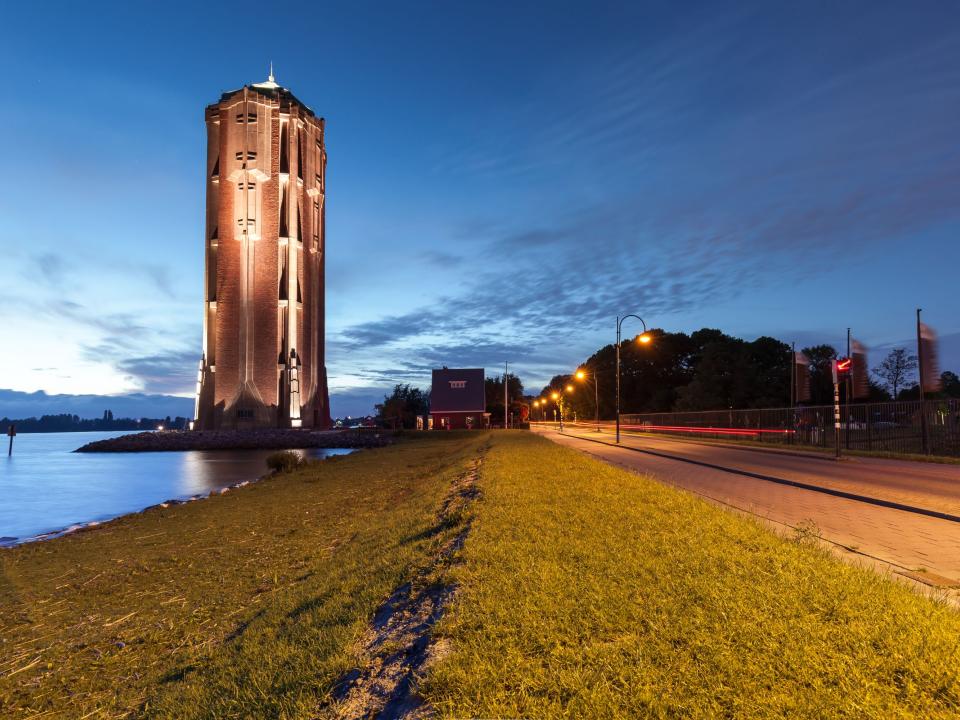 Watertoren Aalsmeer verlicht in de avond