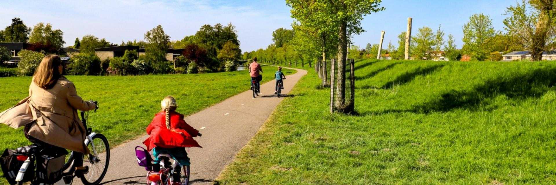 Mother and child on bicycles along the Geniedijk