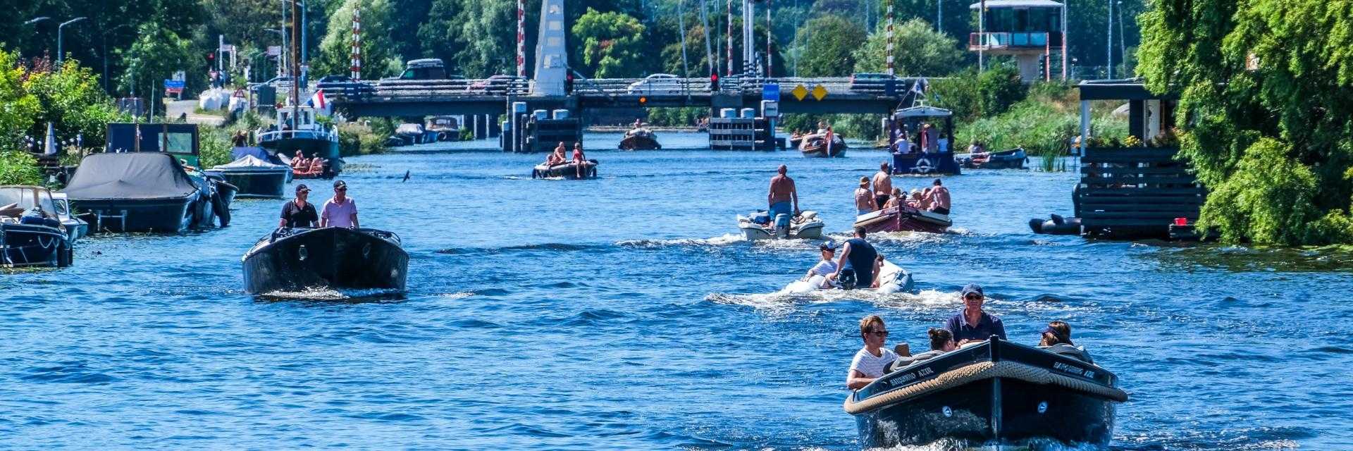 Mensen in bootjes over de Ringvaart