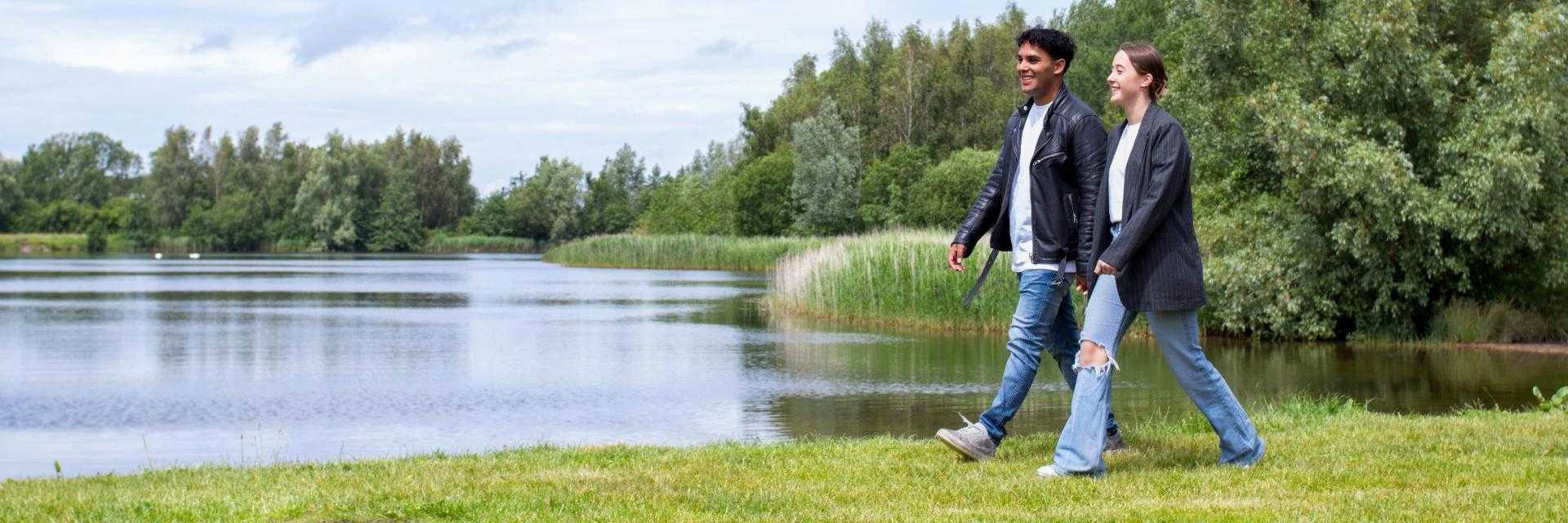 Wandelaars bij Haarlemmermeerse bos