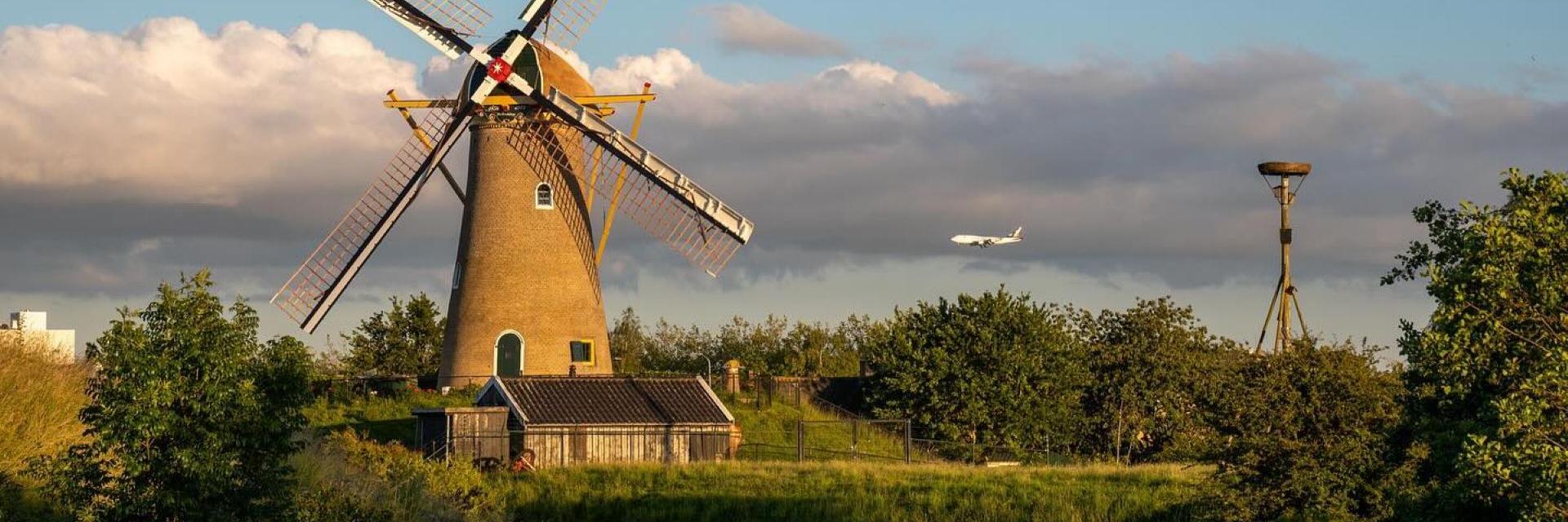 Molen de Eersteling en vliegtuig