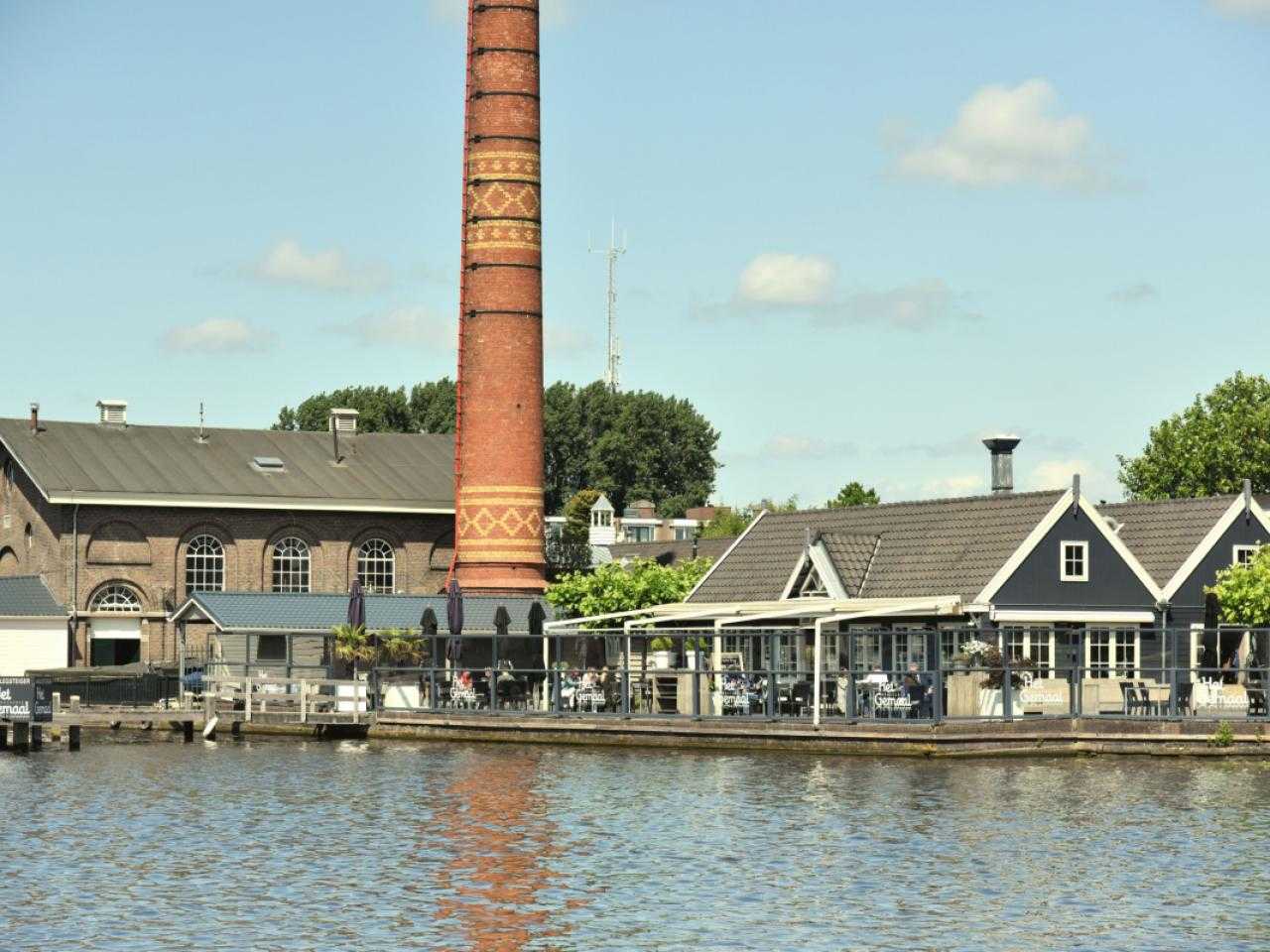 Aanzicht stoomgemaal Halfweg met water ervoor