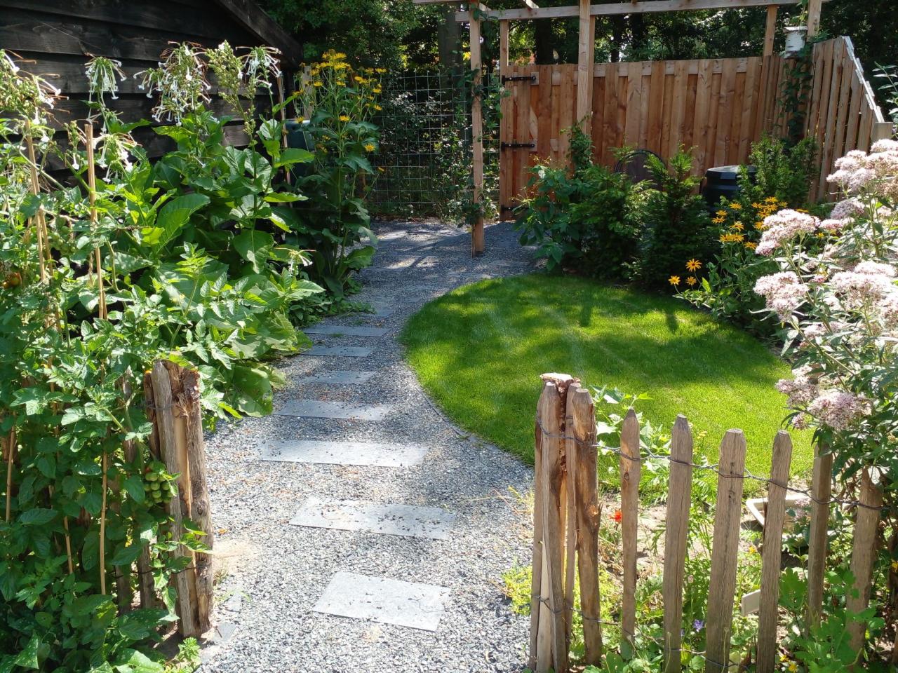 Mooi ingerichte tuin met veel groen