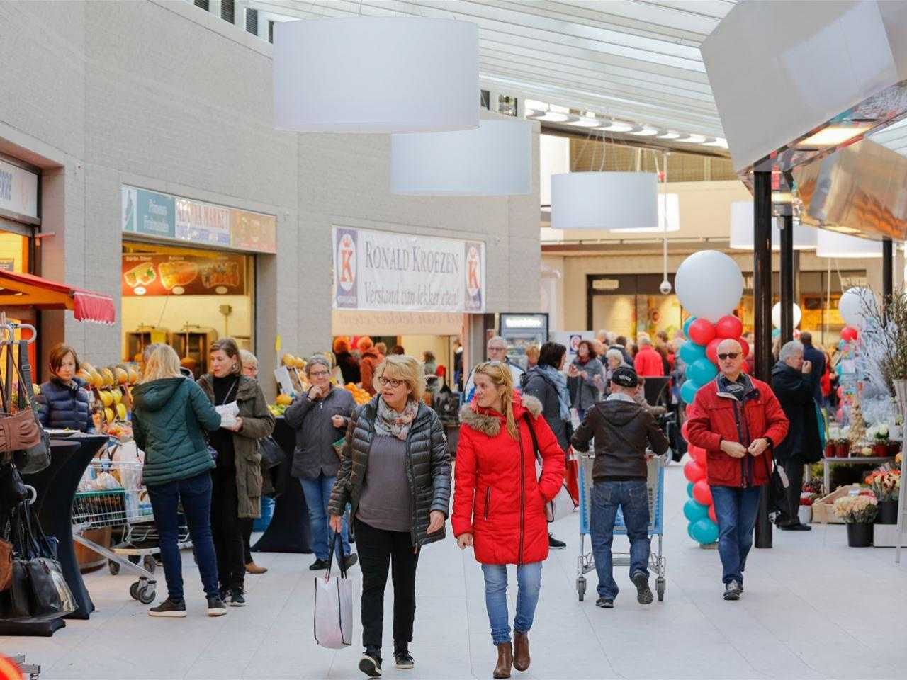 Mensen in winkelcentrum Toolenburg