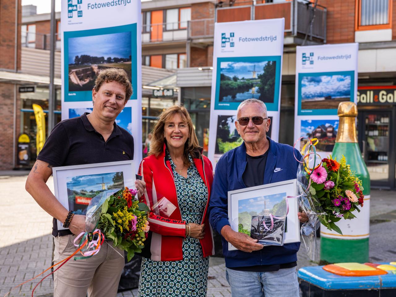 Winnaars van de fotowedstrijd met wethouder Marja Ruigrok