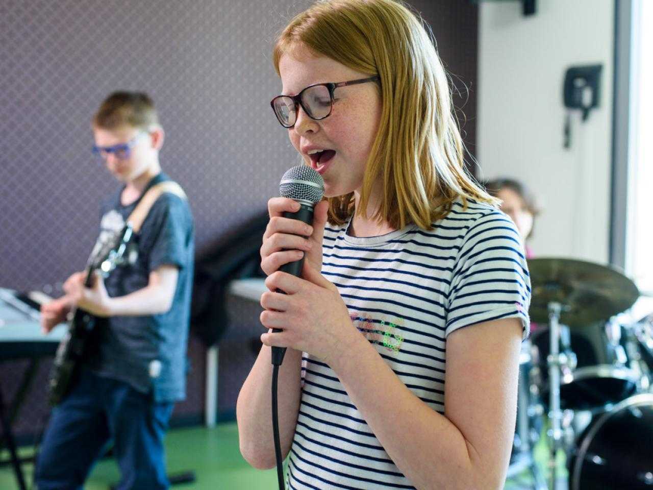 2 kinderen maken muziek.