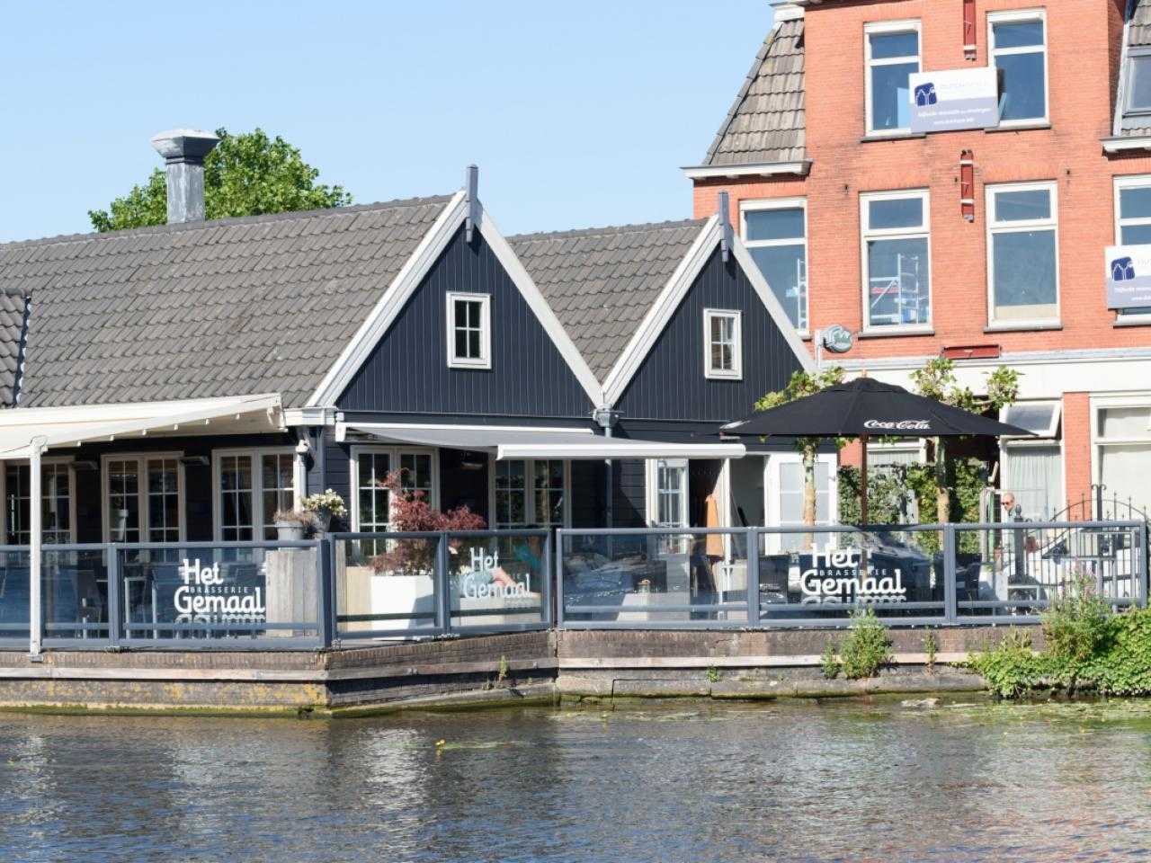Brasserie het gemaal vanaf het water gezien