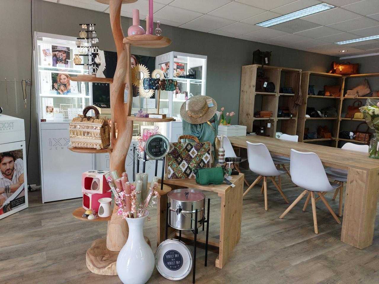 Binnenkant van winkel met stoelen, tassen en accessoires