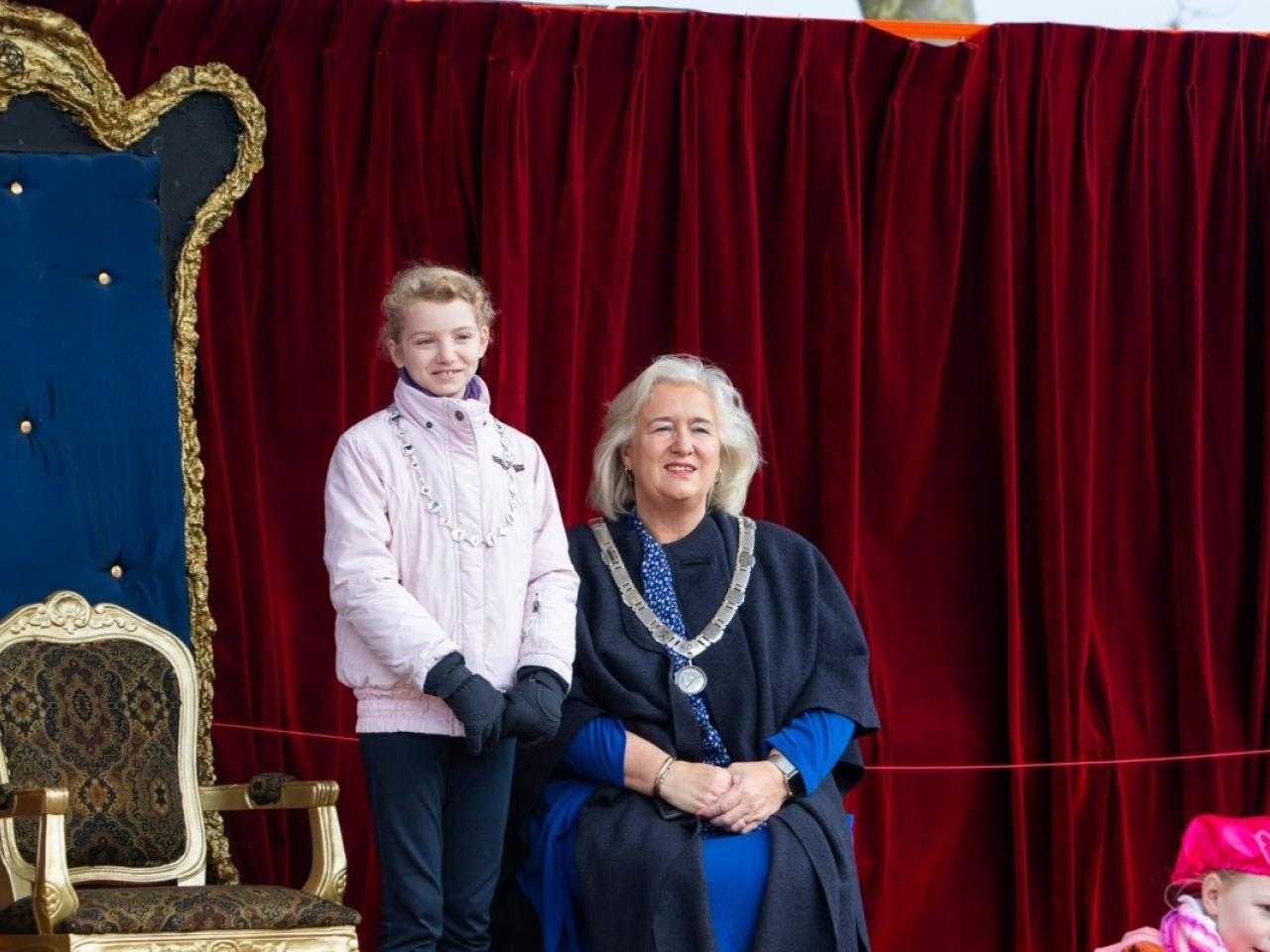 Children's mayor with the mayor in a photo during Sinterklaas celebration