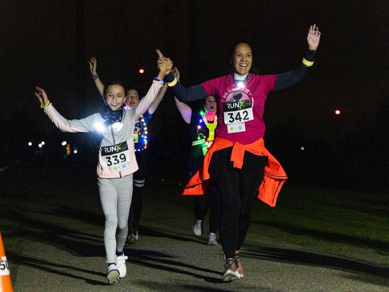 Mensen verkleed tijdens de Nightrun