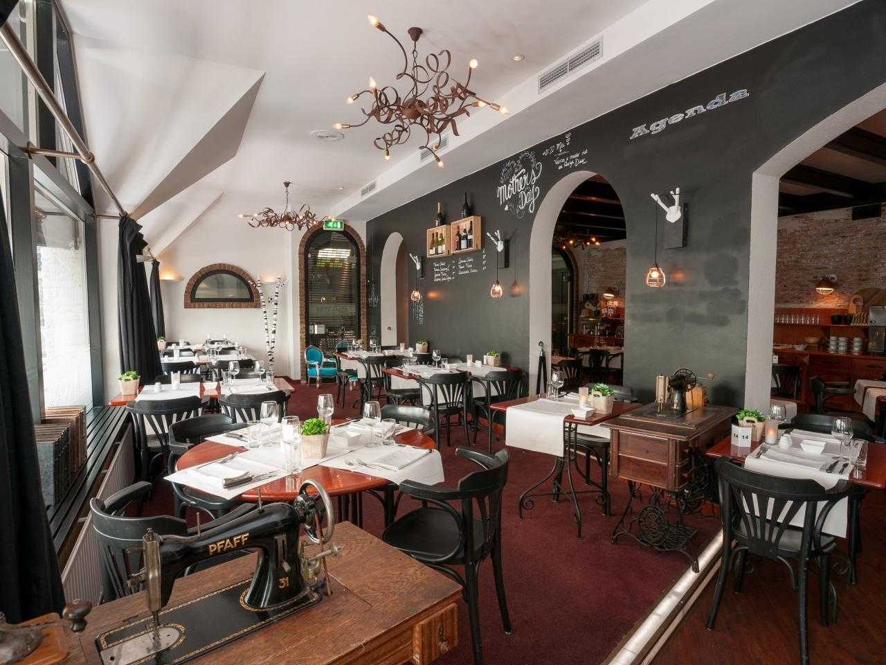 Restaurant met gedekte tafels binnen