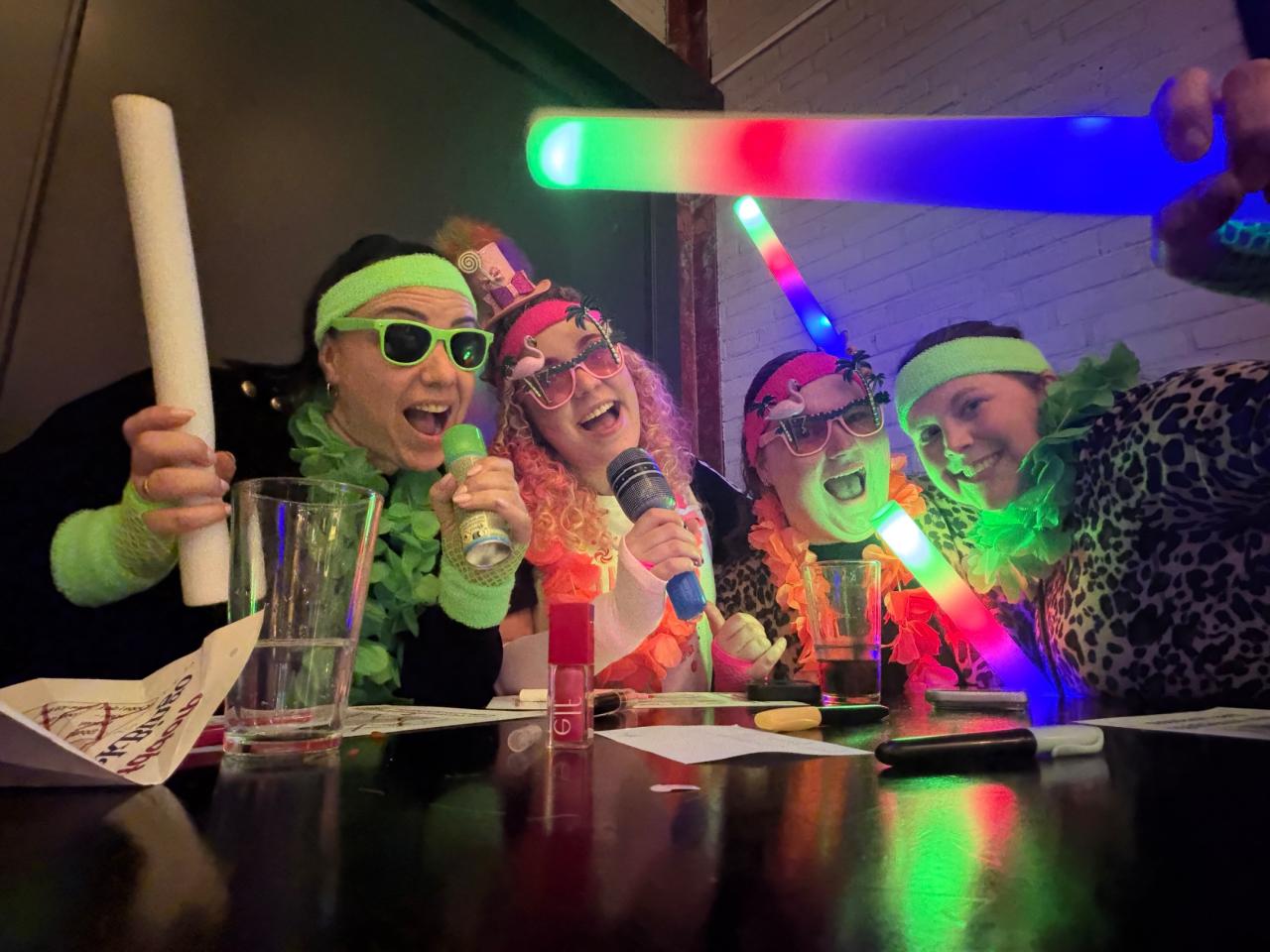 Groep mensen aan een tafel tijdens de bingo