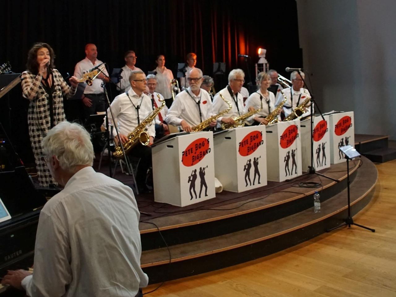 Groep artiesten op het podium