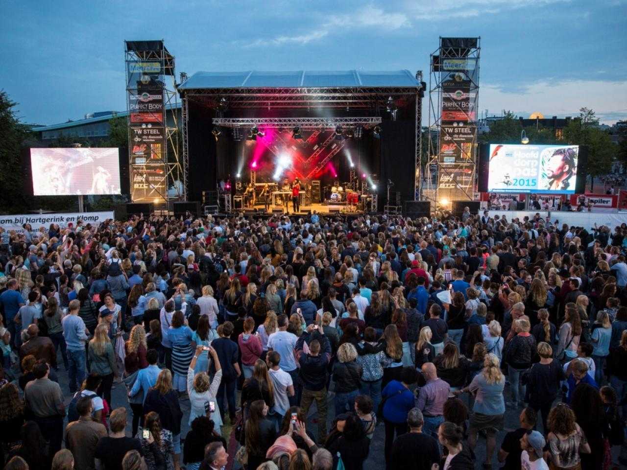 Podium met groot publiek ervoor bij MeerLive