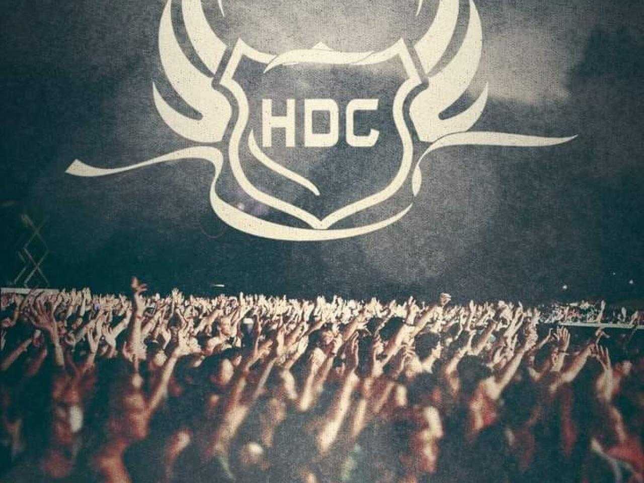 Publiek met logo HOC op achtergrond. 