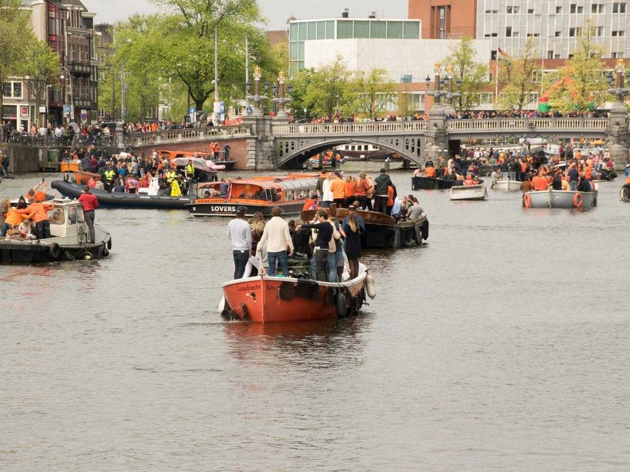 Varen in Amsterdam tijdens koningsdag