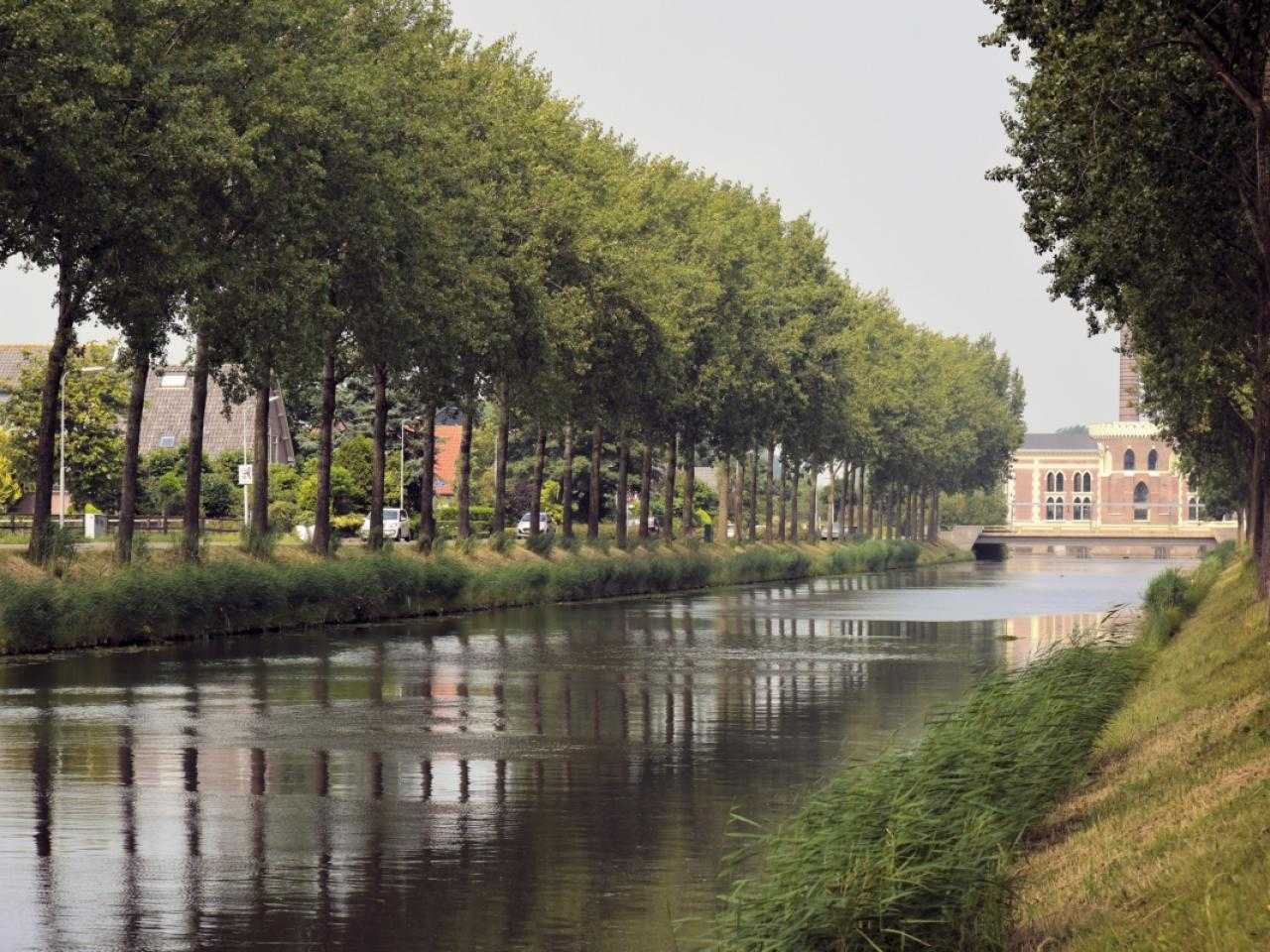 De Lijnden pumping station at the end of the Hoofdvaart.