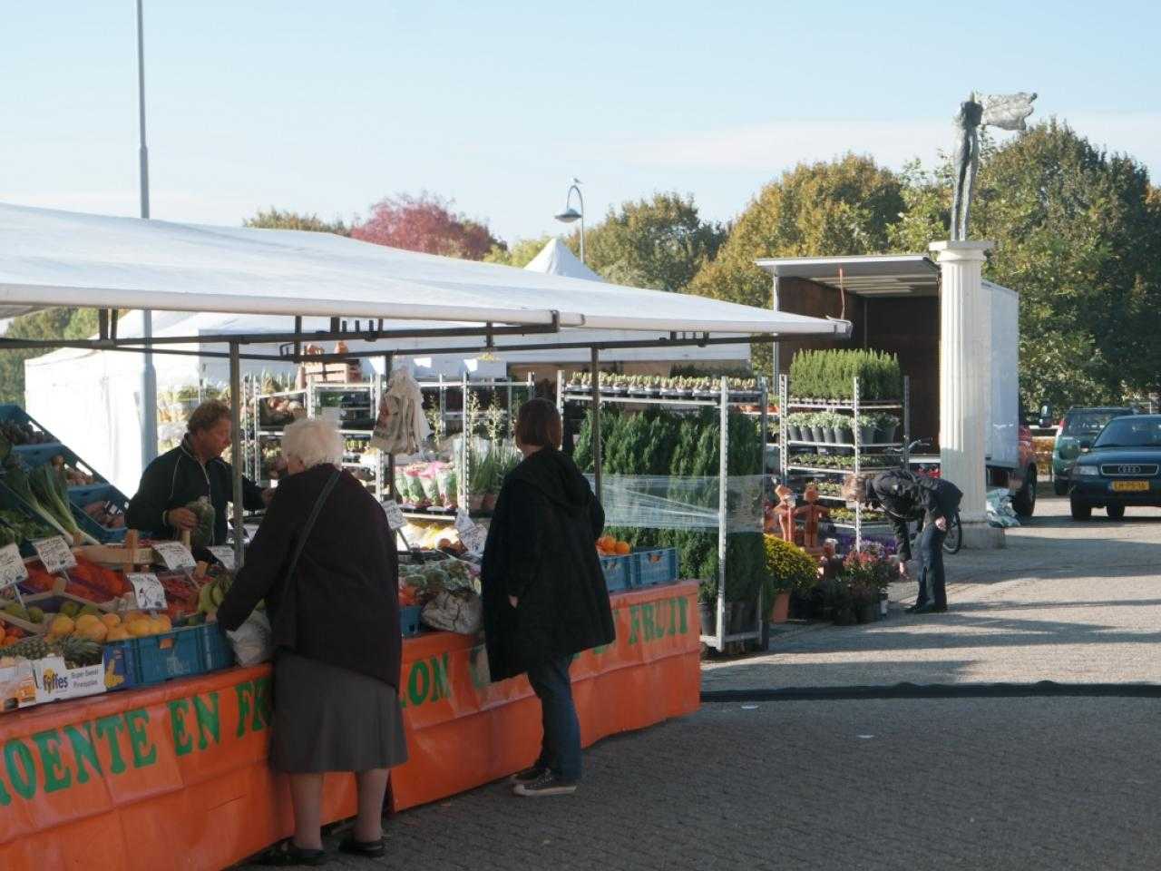 2 dames voor marktkraam bij markt overbos