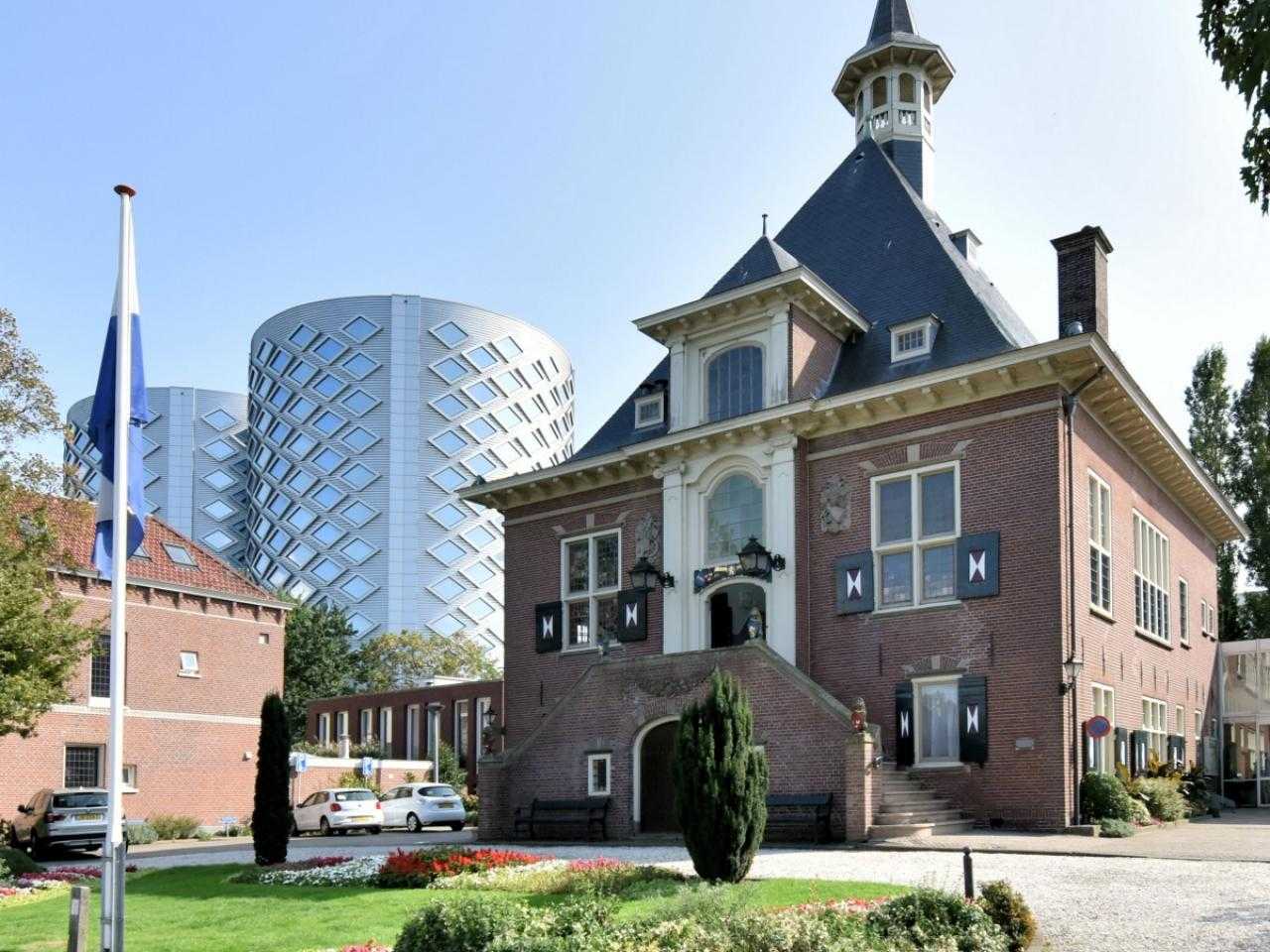 Raadhuis in Halfweg met Sugar City op de achtergrond. 