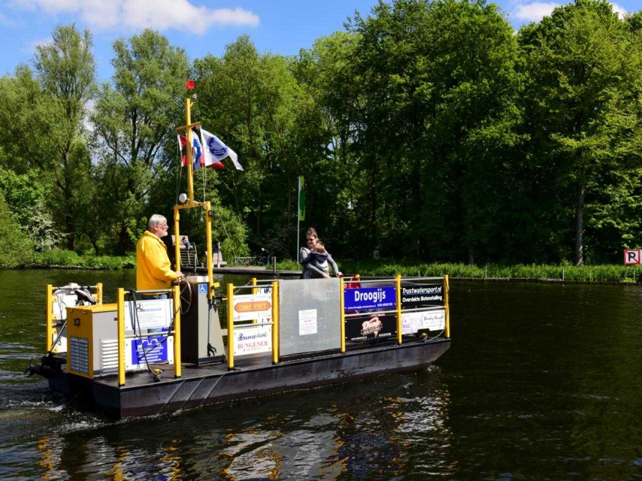 Veerpont Ome Piet bij Nieuwe Meer.