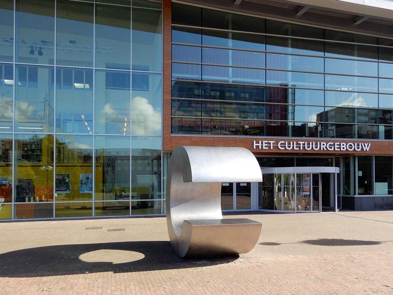 Voorkant buiten van het Cultuurgebouw op het Raadhuisplein met grote letter C voor pand