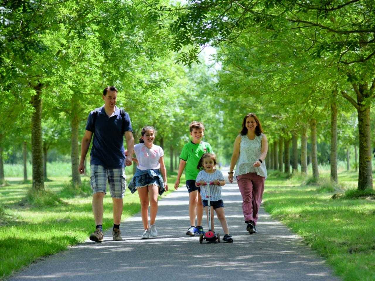 Wandelend gezin.