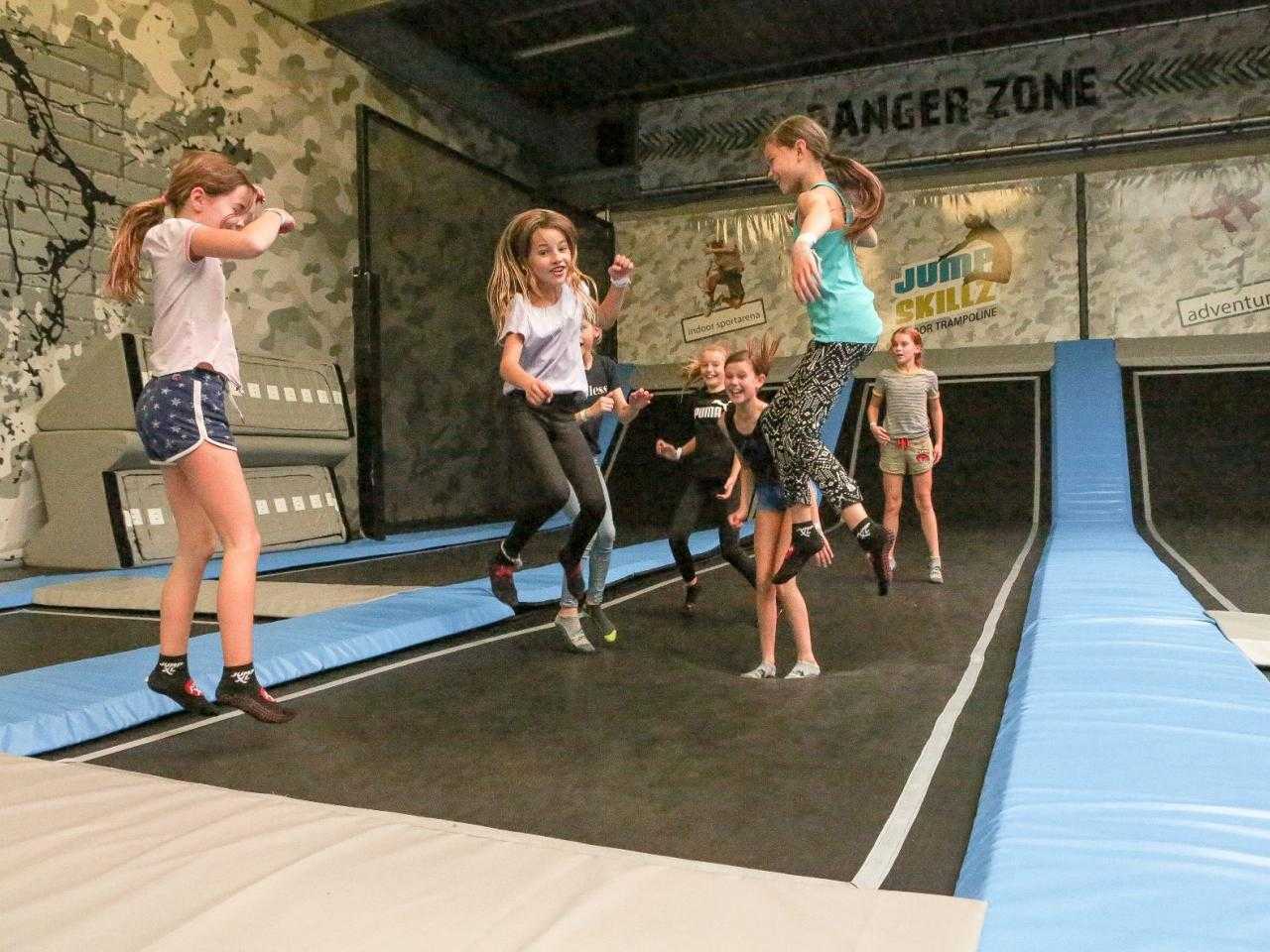 Kinderen aan het trampoline springen bij JumpSkillz