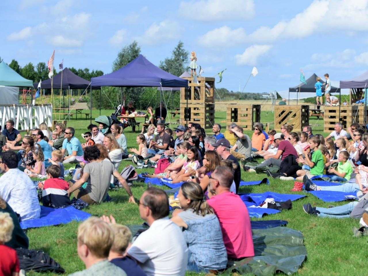 Festival site with seated visitors of the Grazende Zwaan