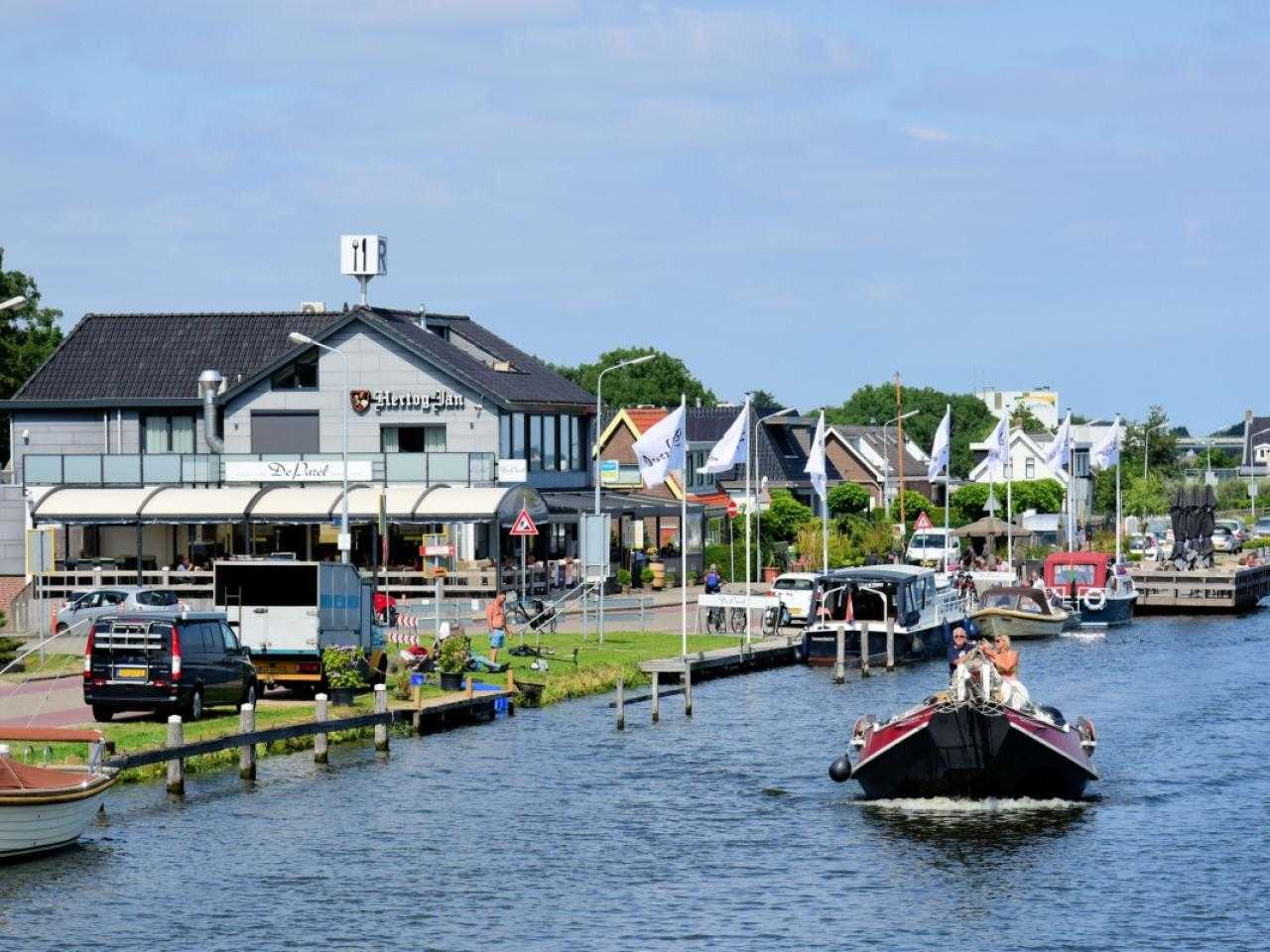 Ringvaart bij Leimuiderbrug met Grand Café de Parel op de achtergrond. 