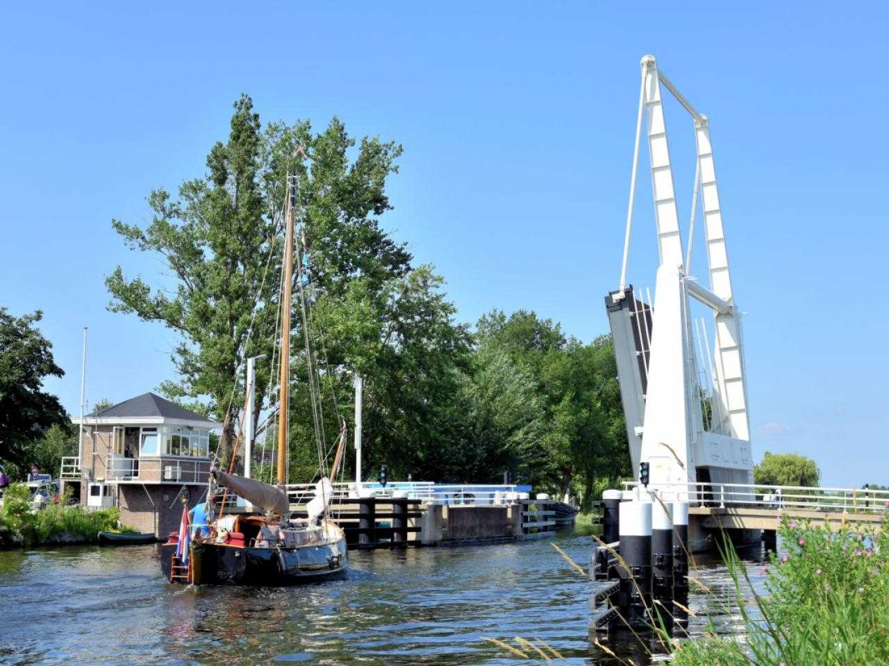 Ringvaart bij Beinsdorp met een boot. 