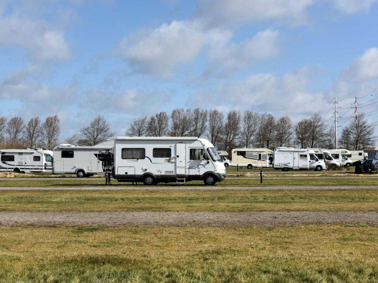 Diverse campers op Camperpark205 in vijfhuizen