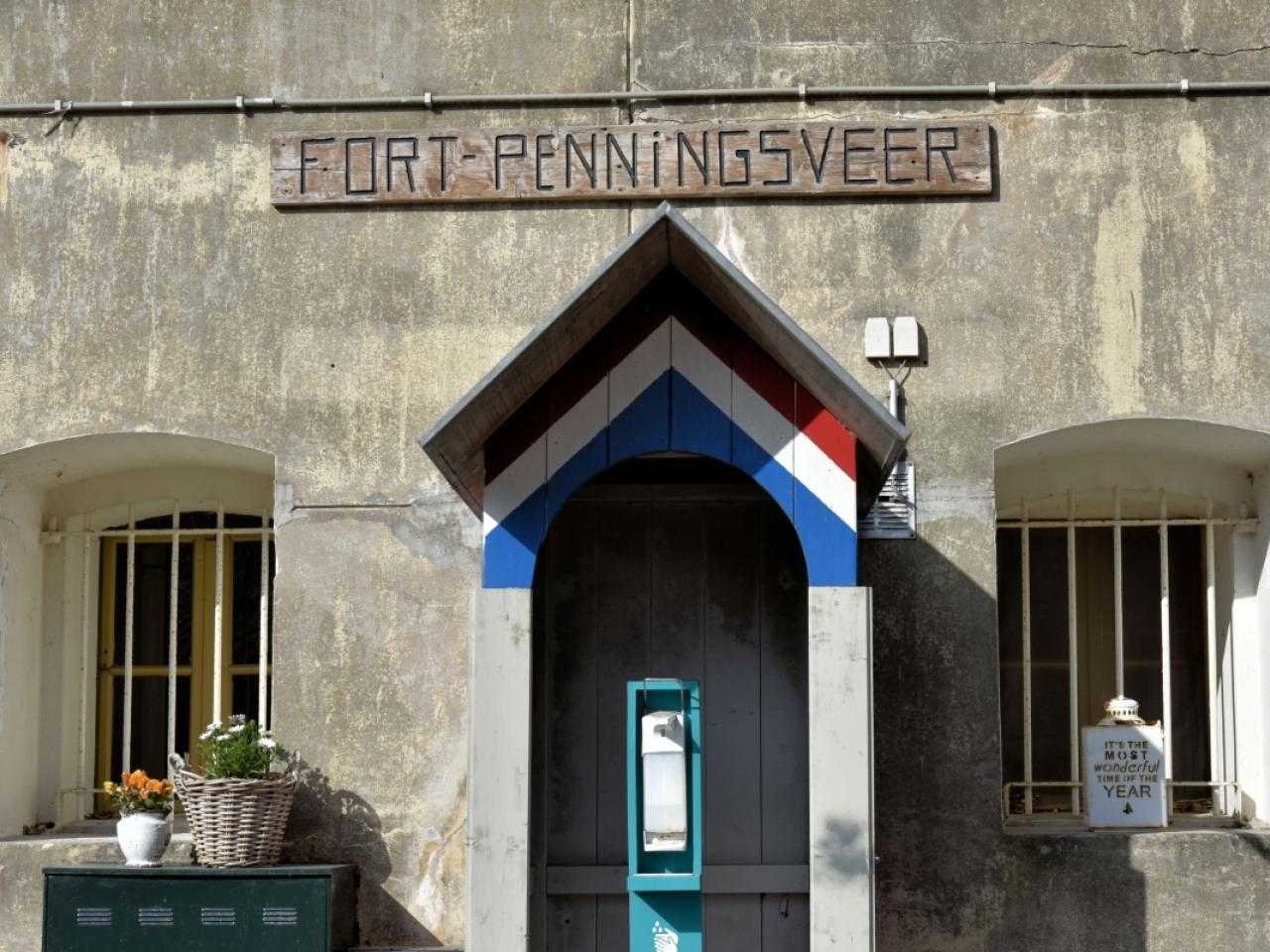 Voorkant Fort Penningsveer met wachthuisje en groene deur
