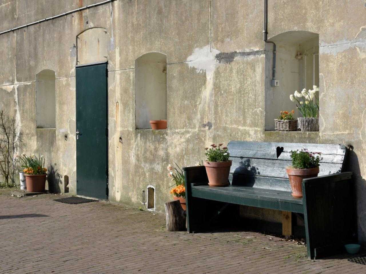 Exterior Fort Penningsveer with bench and plants